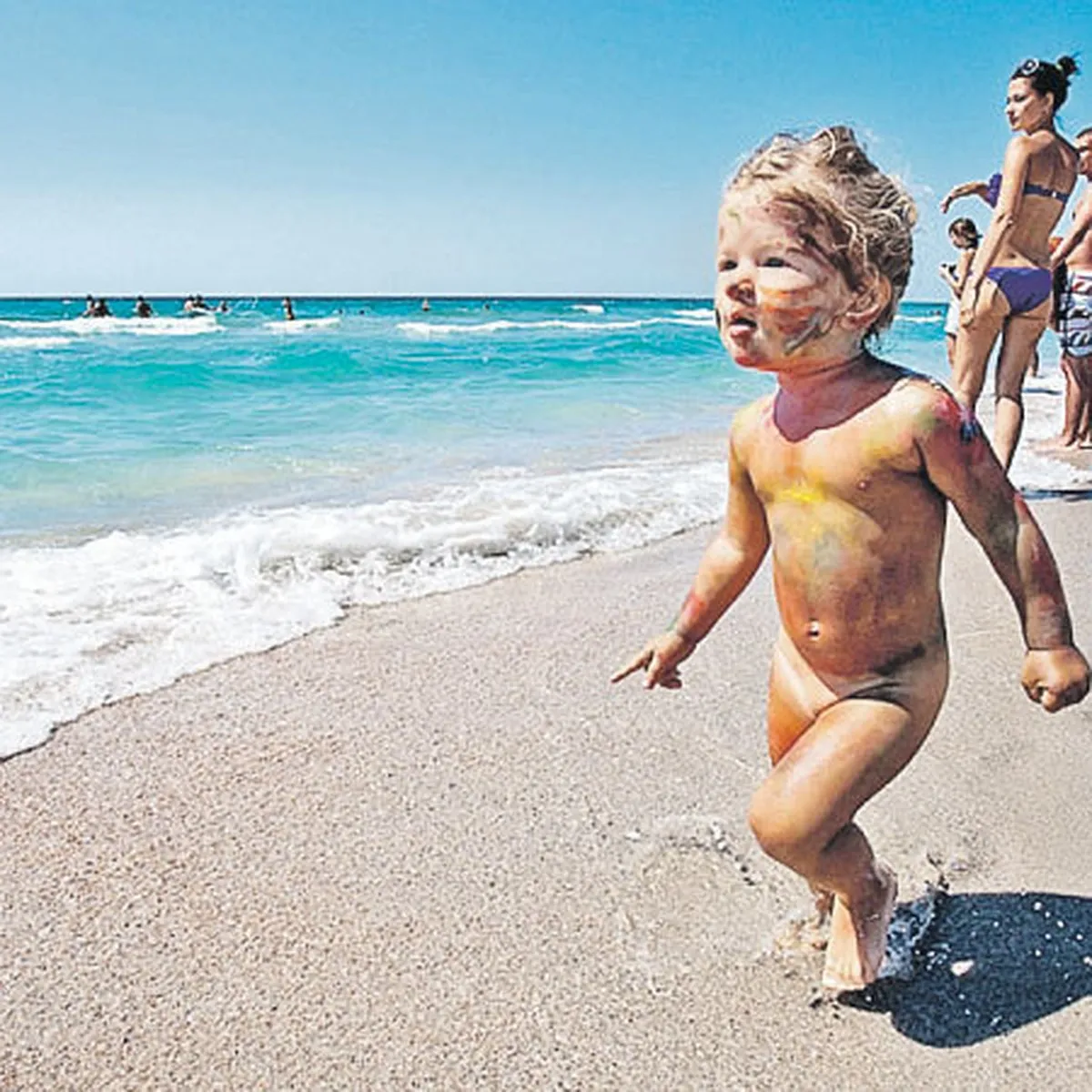 Fkk kids. Малыш на пляже. Детишки на пляже. Ребятишки на пляже. Дети на море загорают.
