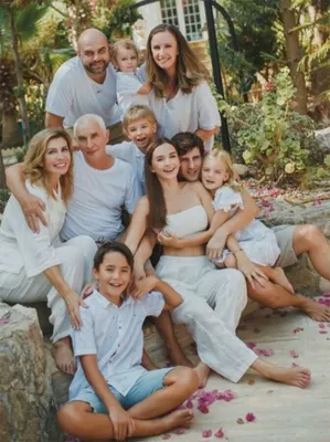 Собраться всей семьей»: Ирина Агибалова поделилась редким фото, на котором  запечатлены ее дочери, зятья и внуки