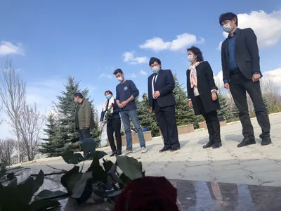 Супруга, дети и соратники Алмазбека Атамбаева почтили память героев  Апрельской народной революции – K-News