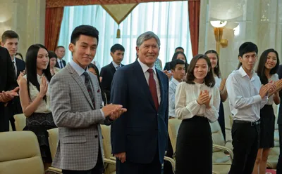 Алмазбек Атамбаев вручил золотые сертификаты лучшим выпускникам школ
