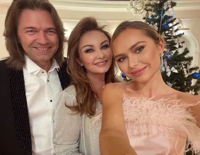 Жена Дмитрия Маликова покрасовалась в платье от дочери-дизайнера - Летидор