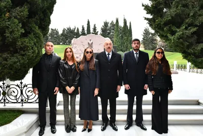 Президент Ильхам Алиев, первая леди Мехрибан Алиева и члены их семьи  посетили могилу общенационального лидера Гейдара Алиева
