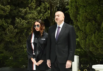 Президент и его семья посетили могилу Гейдара Алиева — Фото+Видео