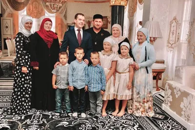 Путин вручил жене Кадырова награду «Мать-героиня» — РБК