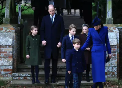 Восьмилетняя дочь принца Уильяма и Кейт Миддлтон впервые вышла в свет в  драгоценном венке | РБК Life