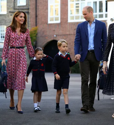 Кейт Миддлтон и принц Уильям с детьми продемонстрировали парные образы.  Фото - МЕТА