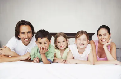 Красивая молодая счастливая семья Стоковое Фото - изображение насчитывающей  лужок, ребенок: 97300034