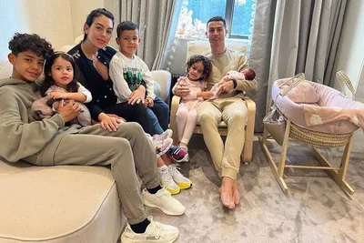 Криштиану Роналду опубликовал семейное фото с новорожденной дочерью -  Газета.Ru | Новости