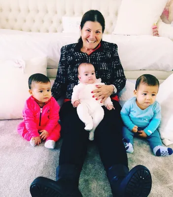 Мама Криштиану Роналду показала новые снимки его подросших близнецов