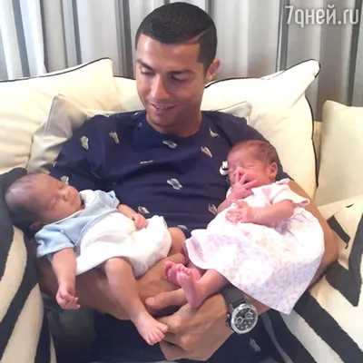 Криштиану Роналду выложил в сеть фото своих новорожденных детей - KP.RU