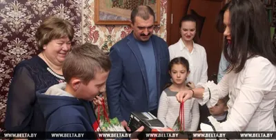 Виктор Лукашенко пообещал многодетной семье из Кличева африканского страуса  | Новости Беларуси | euroradio.fm