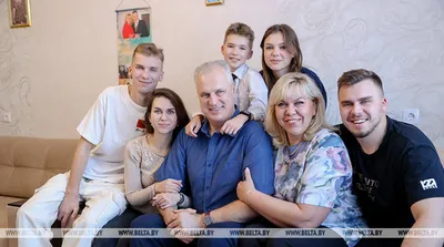 Александр Лукашенко посетил главную ёлку страны: кто сидел рядом с  президентом и какой подарок дети вручили