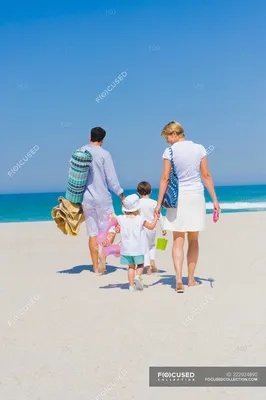 молодая семья на отдыхе весело провести время Стоковое Фото - изображение  насчитывающей мальдивы, наслаждение: 224212964
