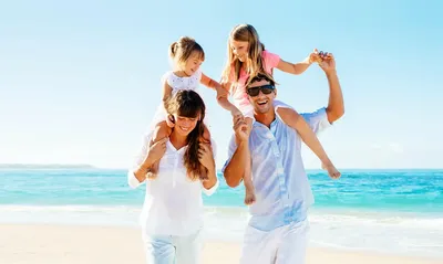 семья веселится на пляжном отдыхе Фон И картинка для бесплатной загрузки -  Pngtree