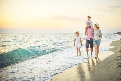 семья веселится на пляжном отдыхе Фон И картинка для бесплатной загрузки -  Pngtree