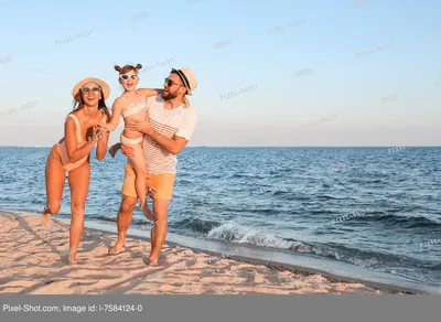 Семья На Пляже Фото фото