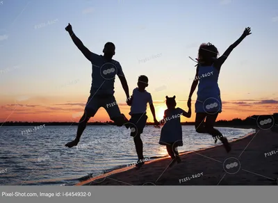 семья на закате у моря Stock Photo | Adobe Stock