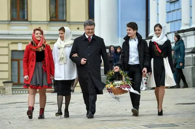 Добрые дела на поддержку друг друга сегодня важны как никогда: семья  Порошенко поздравила украинцев с Пасхой | Прямий