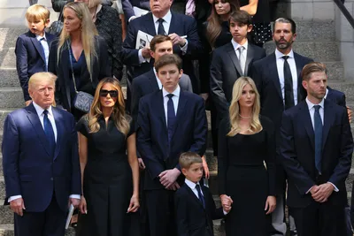 Семья Трамп собралась в полном составе на похоронах первой жены миллиардера