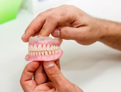 Как выбрать съемные зубные протезы?