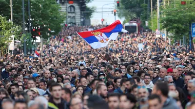 Белград, Сербия 07082020. Тысячи людей протестуют в Белграде, по мере того  как Сербия переверстывает Covid19 комендантский час Бел Редакционное Фото -  изображение насчитывающей сербия, протест: 190116541