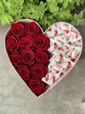 Коробка сердце из роз и конфет Raffaello купить в Севастополе | Sevcvetok
