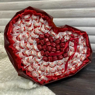 Купить Сладкий букет из конфет 111. Сердце из Рафаэлло - Букеты из Клубники  в Шоколаде в Волжском