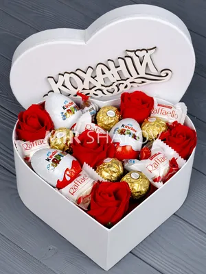 Купить сердце из конфет на праздник с доставкой по Москве и МО. Заказать  киндер торт недорого.
