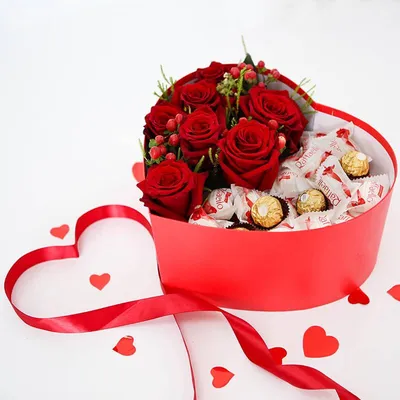 Коробка сердце из роз и конфет Raffaello купить в Севастополе | Sevcvetok