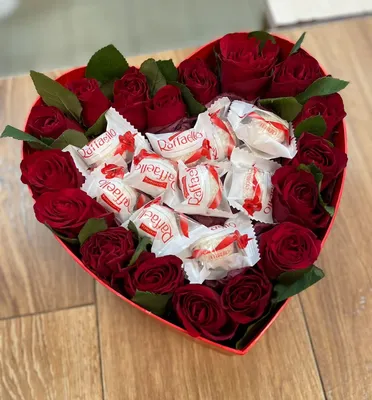 Сердце из роз и рафаэлло доставка в Липецке | Гелерея Цветов