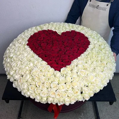 Купить сердце из роз со сладостями с бесплатной доставкой по Москве от  интернет-магазина Лакрес.