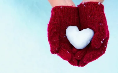 Сердце из снега в руках человека - обои на рабочий стол