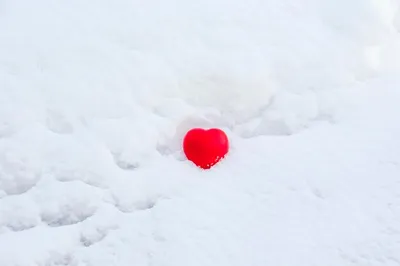 Красное сердце в снегу | Премиум Фото