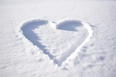 Любовь в сердце на снегу вечером - обои на рабочий стол