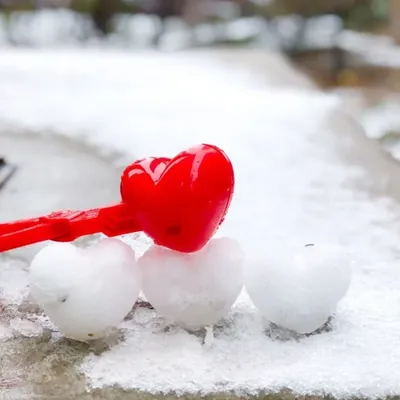 Человек держит белое сердце от снега в руках Стоковое Фото - изображение  насчитывающей перст, форма: 136493354