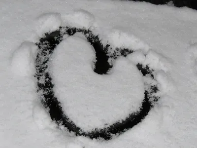Сердце снега в Heand женщины Концепция зимы романтичная Стоковое  Изображение - изображение насчитывающей кавказско, шикарно: 80204165