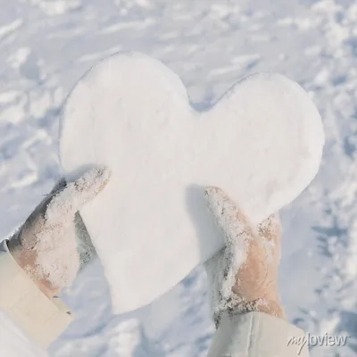Сердце из снега в руках плакаты на стену • плакаты концепция, перчатка,  счастливый | myloview.ru
