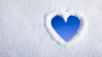 Обои Сердце на снегу, картинки - Обои для рабочего стола Сердце на снегу  фото из альбома: (любовь)