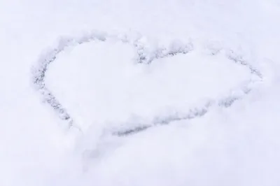 красное сердце на снегу Фон Обои Изображение для бесплатной загрузки -  Pngtree
