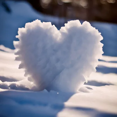 Голубое Сердце из снега зима - обои на телефон