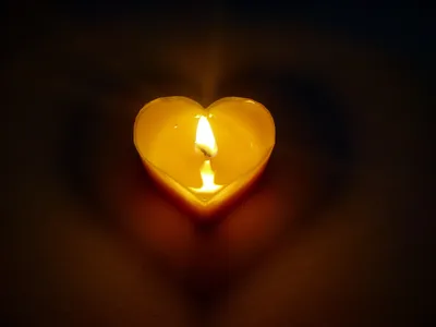 Сердце-свеча прозрачное красное …» — создано в Шедевруме