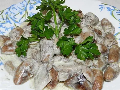 Куриные сердечки с грибами в сметане рецепт с фото пошагово - 1000.menu