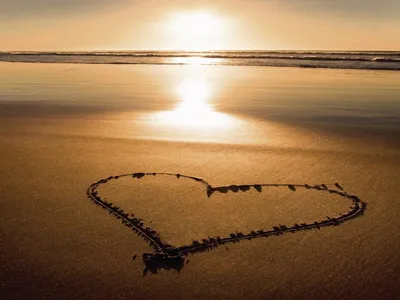 Фотообои Сердце на песке на стену. Купить фотообои Сердце на песке в  интернет-магазине WallArt