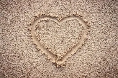 сердце в песке на пляже сердце в песке на пляже Фото Фон И картинка для  бесплатной загрузки - Pngtree