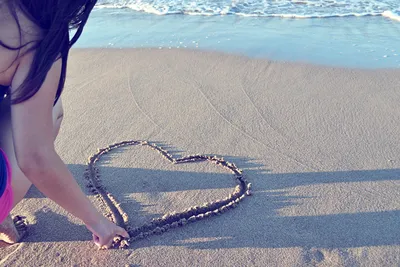 Сердце на песке пляжа на фоне | Премиум Фото