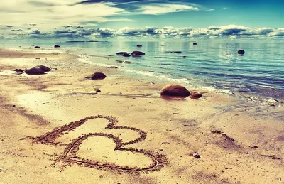 Сердце на песке пляжа стоковое изображение. изображение насчитывающей океан  - 230164513