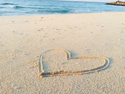 Картинка сердце нарисованное на морском песке обои на рабочий стол
