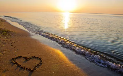 Сердце, нарисованное на песке на пляже | Премиум Фото