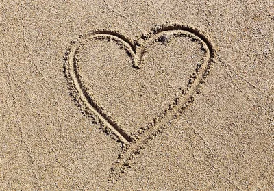 Сердце на песке пляжа стоковое изображение. изображение насчитывающей идея  - 99135423