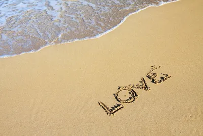 Стоковая фотография 532786735: Сердце нарисовано на пляжном песке,  смывается | Shutterstock